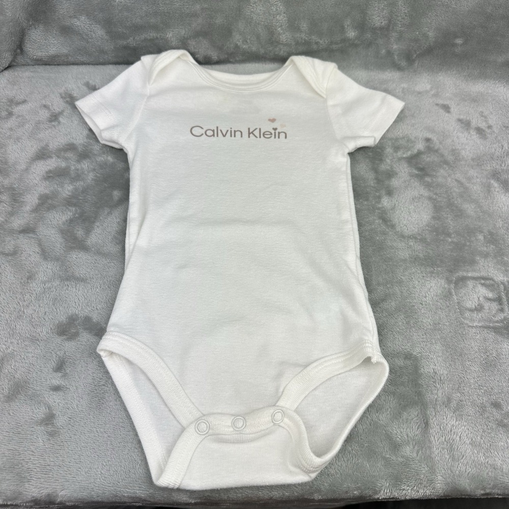 Calvin Klein Bodysuit Girls 3-6 Mo White Logo Hearts